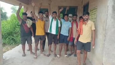 फुल्लीडूमर: बेला गांव स्थित जर्जर सामुदायिक भवन में भूसा रखने पर ग्रामीणों ने जताया आक्रोश