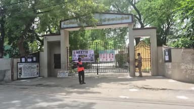 ஊத்தங்கரை: நீட் தேர்வு எழுத 5 நிமிடம் தாமதம்: தேர்வு எழுத அனுமதி மறுக்கப்பட்டதால் மாணவர் குரு தர்ஷன் பெரும் வேதனை அரசு பெண்கள் மேல்நிலைப் பள்ளியில்