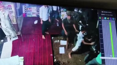 कालपी: कदौरा थाना क्षेत्र के मुख्य बाजार में पैसों के लेनदेन को लेकर दो युवकों के बीच हुई मारपीट, वारदात सीसीटीवी कैमरे में कैद