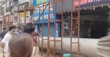 पटना ग्रामीण: डाकबंगला चौराहे पर विवादित जमीन को लेकर भिड़े दो पक्ष, लोहे का शटर गिराकर रास्ता बंद करने पर भारी हंगामा