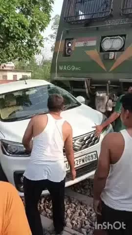 टांडा: अलीगंज के अरखापुर गांव के पास मानव रहित रेलवे क्रॉसिंग पर बड़ा हादसा, मालगाड़ी से टकराई अर्टिगा कार, चालक सुरक्षित