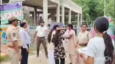 శ్రీకాకుళం: శ్రీకాకుళంలో నీట్ పరీక్ష కేంద్రాల వద్ద DSP వివేకానంద ఆధ్వర్యంలో అభ్యర్థుల హాల్ టికెట్లు, ఐడిలను తనిఖీ చేసిన పోలీసులు