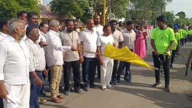 திண்டுக்கல் கிழக்கு: தமிழக முதல்வர் ஜோசப் விஜய்யின் பிறந்தநாளை முன்னிட்டு, திண்டுக்கல்லில் 500-க்கும் மேற்பட்ட பள்ளி மாணவ, மாணவிகள் பங்கேற்ற சிலம்பாட்ட சாலைப் பேரணி