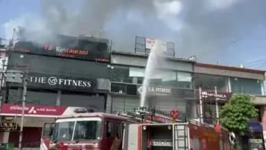 रोहतक: रोहतक के सेक्टर 3-4 की मार्केट में लगी आग, दो सिलेंडरों में हुआ ब्लास्ट, लाखो रुपए का हुआ नुकसान।