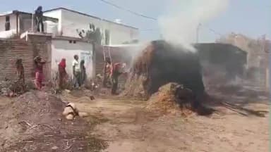 पंडरिया: ग्राम पेंडरी कला के पैरावत में लगी भीषण आग, दमकल की टीम और ग्रामीणों की सहायता से पाया गया काबू