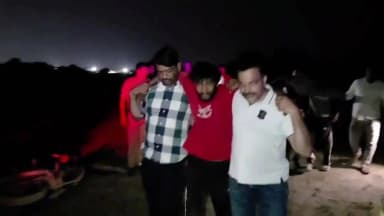 मथुरा: चैन स्नेचिंग गैंग से पुलिस की मुठभेड़ में तीन बदमाश घायल, इंस्पेक्टर की छाती पर लगी गोली, जैकेट से बची जान