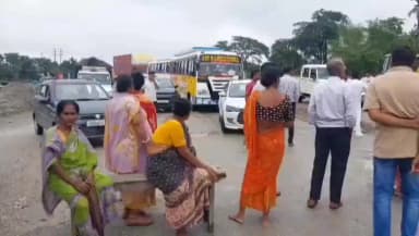 আলিপুরদুয়ার ২: ভেলুর ডাবরি তে পথ অবরোধ এলাকার বাসিন্দাদের