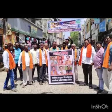 धर्माबाद: शिवसेना उबाठा पक्ष सोडून गेलेल्या सहा खासदारांच्या प्रतिकात्मक पुतळ्याचे दहन करत व्यक्त करण्यात आला निषेध