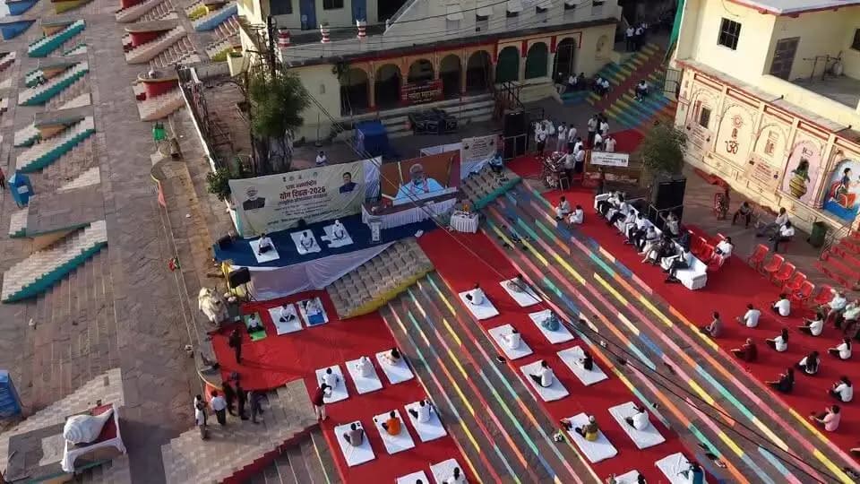 अंतर्राष्ट्रीय योग दिवस पर आयोजित जिला स्तरीय कार्यक्रम के दौरान सेठानी घाट पर उपस्थित मुख्य अतिथि, जनप्रतिनिधिगण, कलेक्टर, एसपी सहित सभी ने प्रधानमंत्री श्री नरेंद्र मोदी के उद्बोधन का लाइव प्रसारण सुना।
प्रधानमंत्री श्री नरेंद्र मोदी ने अपने उद्बोधन में अंतर्राष्ट्रीय योग दिवस के अवसर पर पूरे विश्व को हार्दिक शुभकामनाएं दी। उन्होंने कहा कि योग सबको जोड़ता है सबको साथ लाता है। योग केवल शारीरिक श्रम का साधन नही है। योग से हम ऊर्जावान होते हैं। योग हमे संतुलित जीवन को जीने की कला सिखाता है। मानसिक स्वास्थ से शारीरिक स्वास्थ का मार्ग सिखाता है।
Jansampark Madhya Pradesh Department of Ayush, Madhya Pradesh #narmadapuram #MadhyaPradesh #JansamparkMP