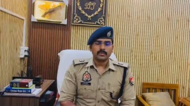 #Saharanpurpolice
#बाईट
➡️दिनांक 20.06.2026 की रात्रि को थाना कोतवाली देहात पुलिस को सूचना मिली कि एक महिला साहिबा पत्नी शारिक निवासी आजाद कॉलोनी हातम साकी थाना कोतवाली देहात जनपद सहारनपुर के द्वारा जहर खा लिया गया है जिसे इलाज हेतु अस्पताल में में भर्ती करवाया गया। जिसकी इलाज के दौरान इनकी मृत्यु हो गई है। थाना कोतवाली देहात पुलिस द्वारा मृतिका के शव पंचायतनामा करवाकर पोस्टमार्टम के लिए भेज दिया गया है। परिजनों से पूछताछ की जा रही है। जांच के उपरांत तथ्यों के आधार पर आवश्यक विधिक कार्रवाई की जाएगी। मौके पर शांति व्यवस्था की स्थिति सामान्य है।
➡️जिसके सम्बन्ध में अपर पुलिस अधीक्षक/क्षेत्राधिकारी नगर द्वितीय द्वारा दी गई बाईट।
@Uppolice
@adgzonemeerut
@digsaharanpur
@aajtak
@News18UP