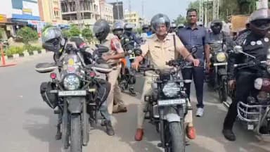 ఇబ్రహీంపట్నం: హెల్మెట్ ధరించడం భారం కాదని భద్రతా భరోసా అని ఇబ్రహీంపట్నంలో ర్యాలీ నిర్వహించిన పోలీసులు