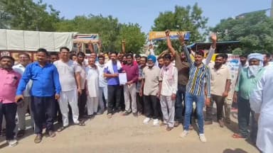 सूरतगढ़: रेलवे स्टेशन पर ई-रिक्शा चालक से मारपीट के विरोध में प्रदर्शन, थाने के बाहर ई-रिक्शा खड़े कर जताया रोष, कार्रवाई की मांग