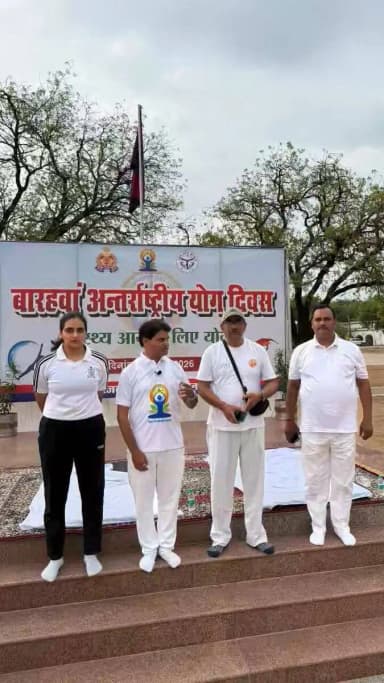 #bandapolice अंतर्राष्ट्रीय योग दिवस के अवसर पर पुलिस लाइन बांदा में अधिकारियों एवं कर्मचारियों ने सामूहिक योगाभ्यास कर स्वस्थ, सजग एवं समर्पित जीवनशैली का संदेश दिया। योग केवल शरीर को स्वस्थ नहीं बनाता, बल्कि मन को स्थिर, विचारों को सकारात्मक और कर्तव्यनिष्ठा को सुदृढ़ करता है। https://t.co/pC3UbAqsb0