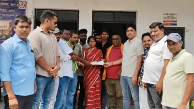 गोला: वनांचल कॉनकास्ट प्राइवेट लिमिटेड बनतारा में कार्यरत मजदूर की मौत, 13 लाख रुपए परिजनों को दिया गया मुआवजा