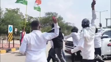 रायपुर: राहुल गाँधी की सुरक्षा में हुई बड़ी चूक, चलते काफिले के बीच कूदकर घुस गए लोग, घेर लिया राहुल गाँधी की गाड़ी