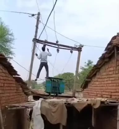 गुढ़: रीवा में मौत का खेल: ट्रांसफार्मर पर चढ़कर युवक द्वारा बिजली सुधारने का वीडियो वायरल, व्यवस्था पर उठे गंभीर सवाल