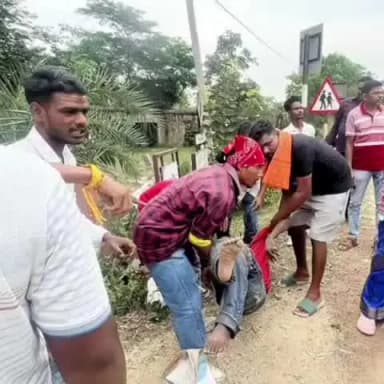 पोटका: कोवाली में सड़क हादसा: स्कूटी पेड़ और बोर्ड से टकराई, जुगसलाई के दो युवक घायल