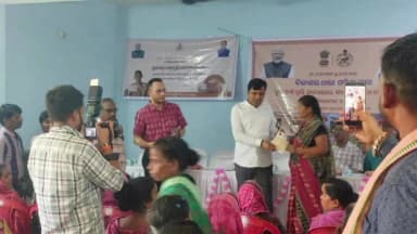 ଝାରସୁଗୁଡା: ବଡମାଲ ପଞ୍ଚାୟତରେ ଜନସମ୍ପର୍କ କାର୍ଯ୍ୟକ୍ରମ; ହିତାଧିକାରୀଙ୍କୁ ନୂତନ ରାସନ କାର୍ଡ ବାଣ୍ଟିଲେ ବିଧାୟକ ଟଙ୍କଧର ତ୍ରିପାଠୀ
