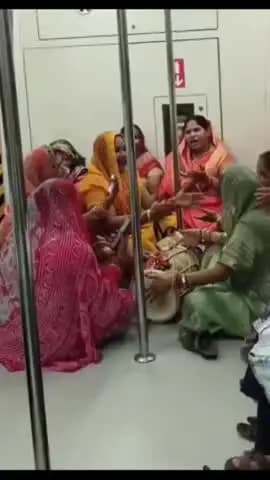 शाहदरा: सीलमपुर: दिल्ली मेट्रो के फ्लोर पर बैठकर महिलाओं का भजन कीर्तन करते वीडियो वायरल