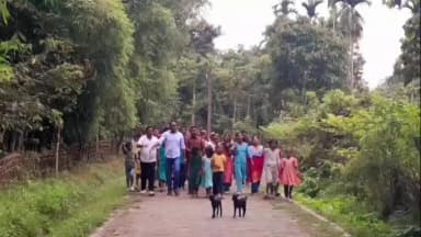 তিনিচুকীয়া: খোবাং চাহ বাগিছাত লাইনে লাইনে আট্ছা তালাপ শাখা আৰু খোবাং গাখীৰভেটী উপশাখাৰ উদ্যোগত চুলাই বিৰোধী অভিযান