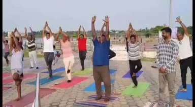 நாகப்பட்டினம்: சர்வதேச யோகா தினத்தை ஒட்டி புதிய கடற்கரையில் யோகா பயிற்சி நடைபெற்றது திரளானோர் பங்கேற்றனர்