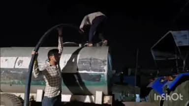 मनावर: ग्राम गुलाटी में फसल को बचाने के लिए किसान रात में मनावर से 5 किलोमीटर दूर से टैंकरों से कुओं में डाल रहे पानी