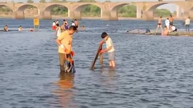बड़वाह: श्रीराम भक्त प्रभातफेरी मंडल ने बड़वाह के नर्मदा घाट पर सफाई अभियान चलाकर एक ट्रैक्टर ट्राली कचरा किया एकत्रित