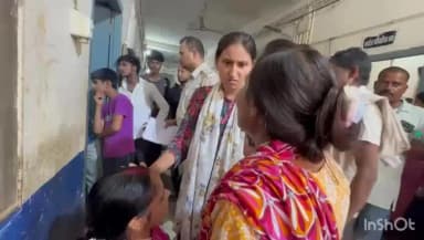 नवादा: शहर के हरिशचंद्र स्टेडियम का गेट नंबर 3 अचानक टूटकर गिरा, एक की मौत