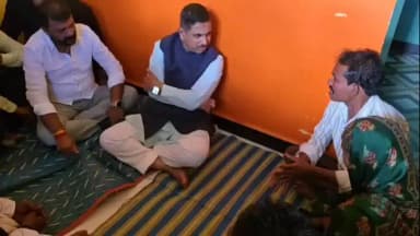 ಧಾರವಾಡ: ಗರಗ ಗ್ರಾಮದಲ್ಲಿ ಲವ್ ಜಿಹಾದ್ಗೆ ಹೆದರಿ ಆತ್ಮಹತ್ಯೆ ಮಾಡಿಕೊಂಡ ಪೂರ್ಣಿಮಾ ವಡ್ಡರ ಮನೆಗೆ ಕೇಂದ್ರ ಸಚಿವ ಪ್ರಹ್ಲಾದ ಜೋಶಿ ಭೇಟಿ, ಸಾಂತ್ವನ