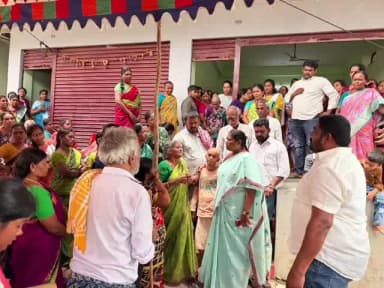 ములుగు: జిల్లా కేంద్రంలో రోడ్డు ప్రమాదంలో మృతి చెందిన వ్యక్తి కుటుంబాన్ని పరామర్శించిన మంత్రి సీతక్క