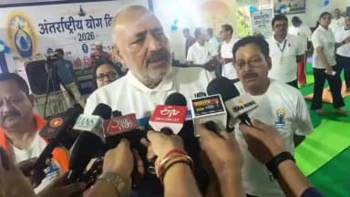 मीडिया से बातचीत करते माननीय मंत्री।