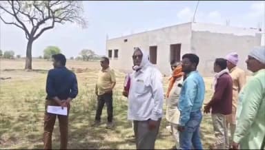मुख्य कार्यपालन अधिकारी ने जल गंगा संवर्धन अभियान के अंतर्गत गांवों का किया निरीक्षण
मुख्य कार्यपालन अधिकारी जिला पंचायत भिण्ड श्री वीरसिंह चौहान ने आज जल गंगा संवर्धन अभियान के तहत ग्राम बड़ागांव व ग्राम काथा का निरीक्षण कर विकासात्मक कार्यों का जायजा लिया। भारी संवेदनशीलता के साथ संचालित इस अभियान के अंतर्गत उन्होंने खेत तालाब तथा अमृत सरोवर तालाबों की स्थिति का बारीकी से निरीक्षण किया और आवश्यक निर्देश दिए।
निरीक्षण के दौरान मुख्य कार्यपालन अधिकारी श्री चौहान ने खेत तालाबों में जल संचयन की व्यवस्था, तालाबों की साफ-सफाई तथा मरम्मत की स्थिति पर विशेष ध्यान दिया। उन्होंने कहा कि जल संरक्षण और तालाबों का संरक्षण स्थानीय किसानों के लिए लाभकारी साबित होगा तथा भूजल स्तर में सुधार लाने में मदद करेगा। अमृत सरोवर तालाबों की चारदीवारी, इनलेट-आउलेट तथा जलग्रहण क्षमताओं की जांच भी की गई और तुरंत कार्यवाही के निर्देश दिए गए।
उन्होंने "एक बगिया मां के नाम" अभियान के अंतर्गत तैयार मां की बगिया का भी निरीक्षण किया। इस बगिया में लगाया गया पौधरोपण, सिंचाई सुविधाएँ व रख-रखाव के तरीके देखने के पश्चात पौधों की सुरक्षा तथा स्थानीय सहभागिता बढ़ाने के निर्देश दिए गए। उन्होंने कहा कि ऐसी बगियाएँ पर्यावरण संरक्षण के साथ सामाजिक जागरूकता का भी प्रतीक हैं और इन्हें संरक्षित रखना सभी की जिम्मेदारी है।
साथ ही उन्होंने ग्राम पंचायतों में निर्मित मुक्तिधाम का निरीक्षण कर वहां साफ-सफाई, सुरक्षा एवं रखरखाव की स्थिति का अवलोकन किया। मुक्तिधाम के चारों ओर व्यवस्थाओं को बेहतर बनाने हेतु आवश्यक सुधारों के आदेश दिए।
#CMMadhyaPradesh
#JansamparkMP
Panchayat, Rural Development and Social Welfare Department of Madhya Pradesh
#भिण्ड
#Bhind