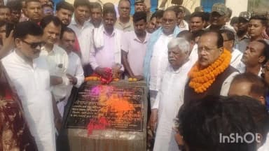नौडीहा बाज़ार: डगरा से सरईडिह तक सड़क निर्माण कार्य का सिराना झारखंड सरकार के वित्त मंत्री व पलामू सांसद ने संयुक्त रूप से किया।