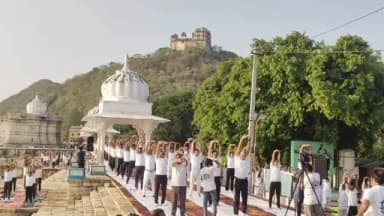 जयसमंद की पाल पर योग का संग, स्वास्थ्य और सकारात्मकता के रंग।” 🧘♀️🌿🚔
#InternationalYogaDay #YogaDay2026 #SalumberPolice #Jaisamand #YogaForWellbeing