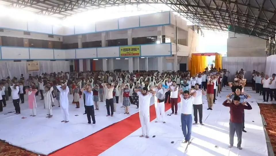 #अंतर्राष्ट्रीय_योग_दिवस के अवसर पर 21 जून को लायन डेन नीमच में सामूहिक योग कार्यक्रम आयोजित किया गया। कार्यक्रम में राज्यसभा सांसद श्री बंशीलाल गुर्जर मुख्य अतिथि के रूप में उपस्थित थे।
इस मौके पर विधायक नीमच श्री दिलीप सिंह परिहार, जिला पंचायत अध्यक्ष श्री सज्जन सिंह चौहान, कलेक्टर श्री हिमांशु चंद्रा, एसपी श्री राजेश व्यास, नीमच नपा अध्यक्ष श्रीमती स्वाति चोपड़ा, जिला पंचायत सीईओ श्री अमन वैष्णव, एडीएम श्री बी.एस. कलेश सहित अन्य जनप्रतिनिधि, अधिकारी-कर्मचारी, विभिन्न योग संस्थाओं के प्रतिनिधि एवं विद्यार्थियों ने सामूहिक रूप से योगाभ्यास किया।
#Neemuch
#InternationalYogaDay
#YogaForOneEarthOneHealth