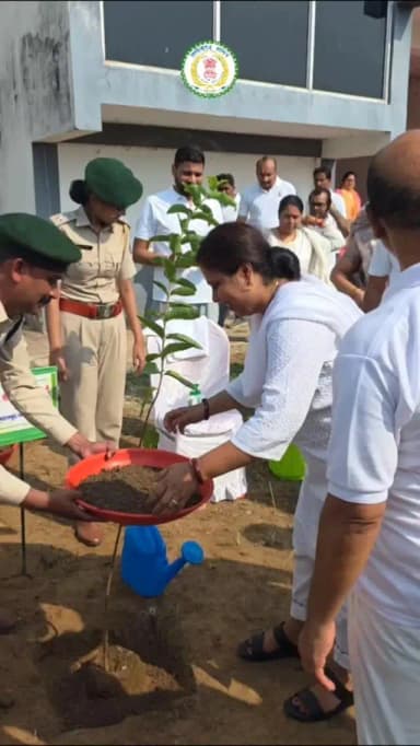 पर्यावरण संरक्षण और हरित भविष्य के संकल्प के साथ सांसद श्रीमती रूपकुमारी चौधरी ने इंडोर स्टेडियम परिसर में अमरूद का पौधरोपण किया। इस अवसर पर उन्होंने कहा कि प्रकृति का संरक्षण हम सभी की सामूहिक जिम्मेदारी है और एक पौधा आने वाली पीढ़ियों के लिए अमूल्य उपहार है।
आइए, अधिक से अधिक वृक्ष लगाकर स्वच्छ, हरित और समृद्ध पर्यावरण के निर्माण में अपनी भागीदारी सुनिश्चित करें।
#PlantationDrive #GreenFuture #SaveEnvironment #Gariyaband