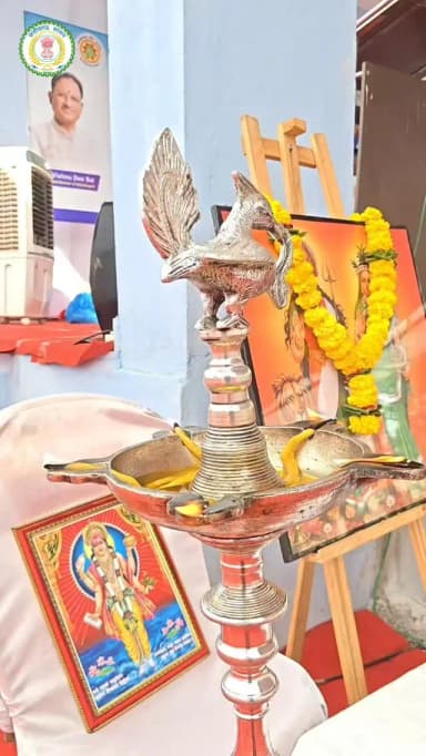 स्वामी आत्मानंद उत्कृष्ट हिन्दी/इंग्लिश मीडियम कन्या शाला खैरागढ़ में अंतर्राष्ट्रीय योग दिवस 2026 के अवसर पर जिला स्तरीय योगाभ्यास कार्यक्रम का आयोजन किया गया। कार्यक्रम में बड़ी संख्या में लोगों ने योगाभ्यास कर स्वस्थ शरीर और सकारात्मक जीवनशैली का संकल्प लिया।
- दुर्ग ग्रामीण विधायक एवं राज्य ग्रामीण एवं अन्य पिछड़ा वर्ग क्षेत्र प्राधिकरण के उपाध्यक्ष श्री ललित चंद्राकर मुख्य अतिथि के रूप में उपस्थित रहे। उन्होंने योग को निरोगी जीवन का आधार बताते हुए नियमित योगाभ्यास का संदेश दिया।
#kcgdistrict
#IDY2026
#InternationalDayOfYoga
#YogaDay2026
#NashaMuktBharat