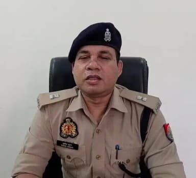 थाना गंजडुण्डवारा पुलिस द्वारा 04 वर्षीय बालिका की हत्या की सनसनीखेज घटना का सफल अनावरण करते हुए घटना के मास्टरमाइंड अभियुक्त कमलेश शाक्य पुत्र बालजीत निवासी ग्राम बहारपुर, थाना गंजडुण्डवारा, जनपद कासगंज को गिरफ्तार किया गया है, साथ ही सहअभियुक्त की गिरफ्तारी हेतु सार्थक प्रयास किए जा रहे है। इस संबंध में अपर पुलिस अधीक्षक कासगंज द्वारा दी गई बाइट।