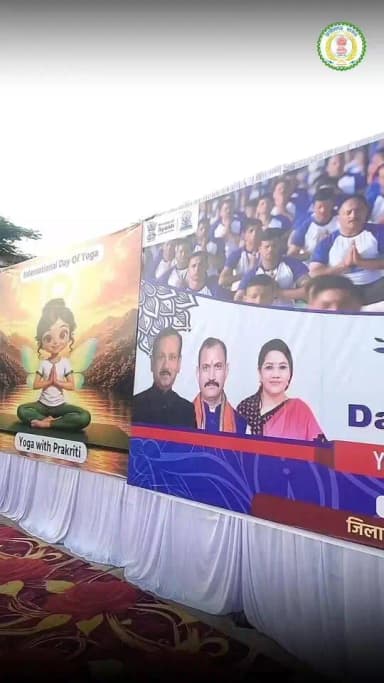 🧘♂️ मनेन्द्रगढ़ बना योग, स्वास्थ्य और जनजागरण का केंद्र
12वें अंतर्राष्ट्रीय योग दिवस के अवसर पर स्वामी आत्मानंद विद्यालय क्रीड़ा परिसर, मनेन्द्रगढ़ में आयोजित जिला स्तरीय कार्यक्रम में 550 से अधिक लोगों ने सामूहिक योगाभ्यास कर स्वस्थ जीवन का संदेश दिया।
मुख्य अतिथि राज्यसभा सांसद श्री देवेन्द्र प्रताप सिंह ने योग को भारत की विश्व को अमूल्य देन बताते हुए इसे स्वस्थ, तनावमुक्त और सकारात्मक जीवन का आधार बताया। कार्यक्रम में विभिन्न योगासन एवं प्राणायाम का अभ्यास कराया गया तथा उपस्थित नागरिकों को नशा मुक्त भारत की शपथ भी दिलाई गई।
🌱 "एक पेड़ माँ के नाम" अभियान के तहत पौधारोपण किया गया।
🏥 स्वास्थ्य विभाग द्वारा निःशुल्क बीपी एवं शुगर जांच, दवा वितरण तथा आयुष विभाग द्वारा स्वास्थ्य एवं योग संबंधी जानकारी प्रदान की गई। वहीं एनआरएलएम की लखपति दीदियों द्वारा निर्मित हसदेव ब्रांड उत्पादों का प्रदर्शन भी आकर्षण का केंद्र रहा।
योग दिवस का यह आयोजन स्वास्थ्य, पर्यावरण संरक्षण, नशा मुक्ति और जनभागीदारी का प्रेरणादायी संगम बना।
#InternationalYogaDay2026 #chhattisgarh #mcbdistrict