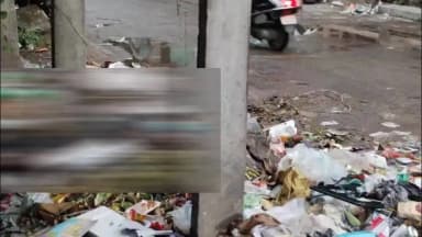 गिरिडीह: गिरिडीह शहर के बीचों-बीच स्थित डॉक्टर लेन में एक अज्ञात व्यक्ति का शव मिलने से इलाके में फैली सनसनी
