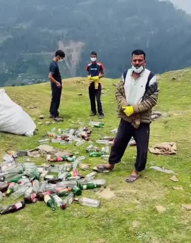 डेहर: महर्षि पराशर की पुन्य पावन धरा को दूषित करते लोग, शराब की हजारों खाली बोतलें दे रही प्रमाण: पर्यावरणविद धूमल ठाकुर