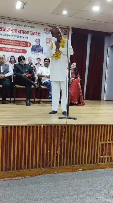 जयपुर 20 जून 2026 अर्जुन खटवानी के एवं जूनियर अमिताभ बच्चन (श्री महेंद्र दामानी जी) के मुख्य
विशिष्ट आतिथ्य में साइंस पार्क ऑटोडोरियम में संपन्न हुए "रंगीलो राजस्थान काव्य उत्सव" में देश भक्ति रचना से छा गए #उस्मान शाह_घोसुंडा