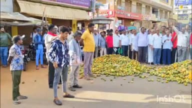 ಶ್ರೀನಿವಾಸಪುರ: ಮಾವಿಗೆ ಬೆಂಬಲ ಬೆಲೆ ಘೋಷಣೆ ಮಾಡುವಂತೆ ಒತ್ತಾಯಿಸಿ ಪಟ್ಟಣದಲ್ಲಿ ರಸ್ತೆಗೆ ಮಾವು ಸುರಿದು ರೈತರಿಂದ ಪ್ರತಿಭಟನೆ
