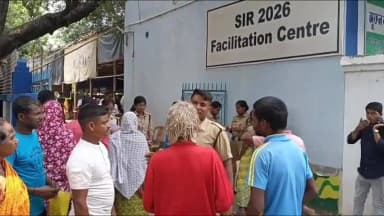 ইংরেজবাজার: সকাল থেকে মালদা জেলা শাসক দপ্তর চত্বরে অবস্থিত ট্রাইবুনাল কোর্টে সাধারণ মানুষের ভিড়