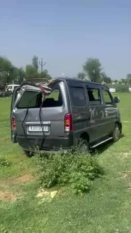 सांगानेर: किशनगढ़ रेनवाल थाना इलाके में बीती रात शादी समारोह से लौट रहे कार सवार परिवार पर अज्ञात बदमाशों ने किया जानलेवा हमला