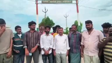 సిరిసిల్ల: వీర్నపల్లి మండలం అడవిపదిరలో అసంపూర్తిగా ఉన్న బ్రిడ్జ్ నిర్మాణ పనులు పూర్తి చేయాలంటూ గ్రామస్తుల రాస్తారోకో