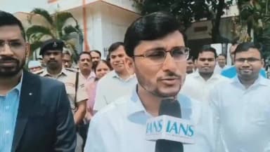 अपने कार्यकाल के दौरान किये गये कार्य के बारे मे मीडिया से बातचीत करते निवर्तमान जिलाधिकारी श्री सुब्रत कुमार सेन।