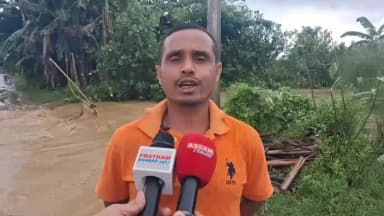 নাৰায়ণপুৰ: দ্ৰোপাং নদীৰ বাঢ়নী পানীয়ে ছিঙিলে নাৰায়ণপুৰৰ পৰা আথানিবাৰী, ৰঙতি হৈ শিমলুগুৰি সংযোগী পথ,হাহাকাৰ অৱস্থা ৰাইজৰ