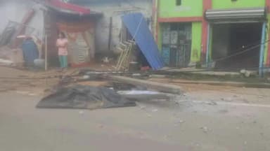 মানবাজার ২: আঁকরো গ্রামে নিয়ন্ত্রণ হারিয়ে রাস্তার পাশে থাকা একটি ইলেকট্রিক পিলারে ধাক্কা ট্রাকের