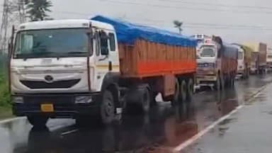 ফাঁসিদেওয়া: কাজে যাওয়ার পথে ফুলবাড়ি ব্যারেজ সংলগ্ন এলাকায় মর্মান্তিক পথ দুর্ঘটনা, মৃত্যু দুই যুবকের